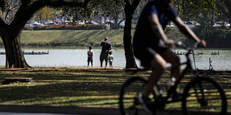 Pesquisas revelam preocupação com crianças em extremos climáticos
