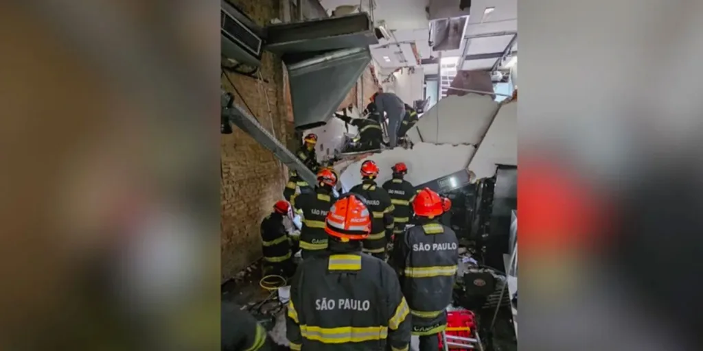 Uma pessoa morre após desabamento de teto de restaurante em SP