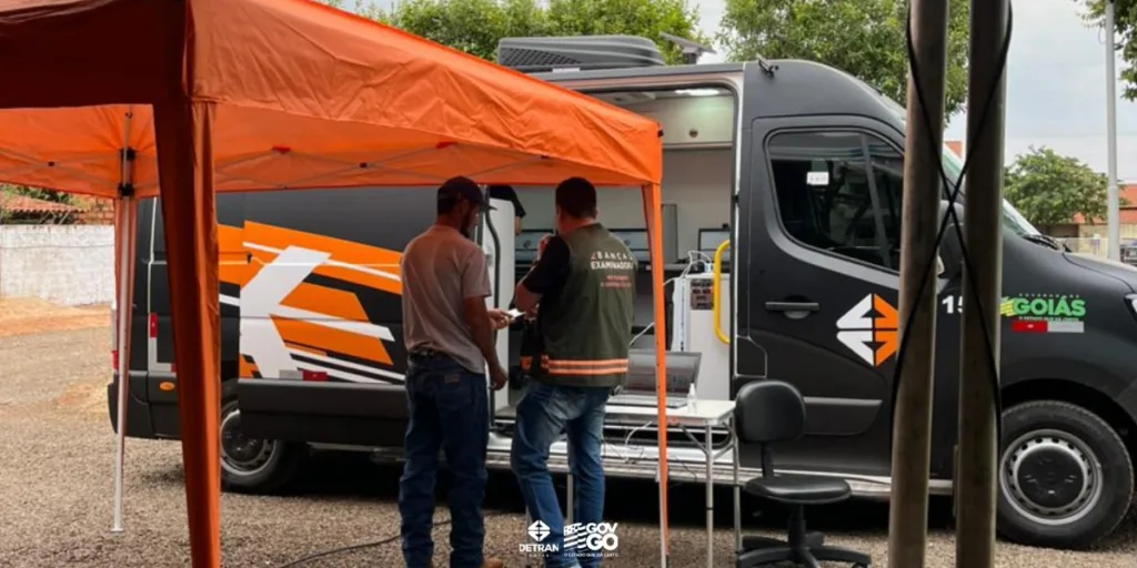 Van do Detran aplica prova de CNH no interior