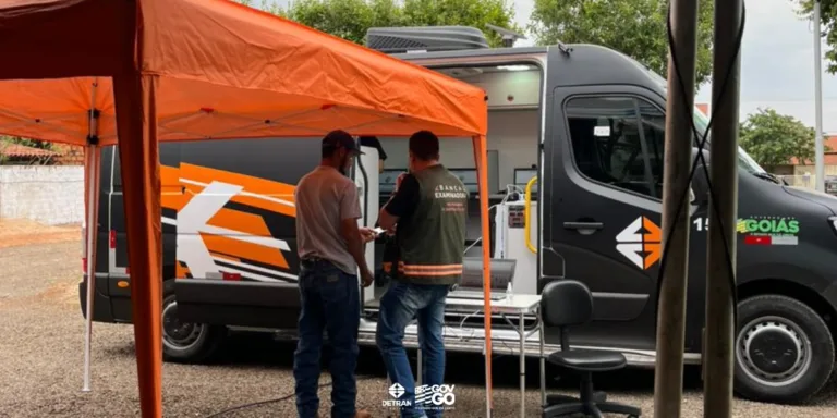 Van do Detran aplica prova de CNH no interior
