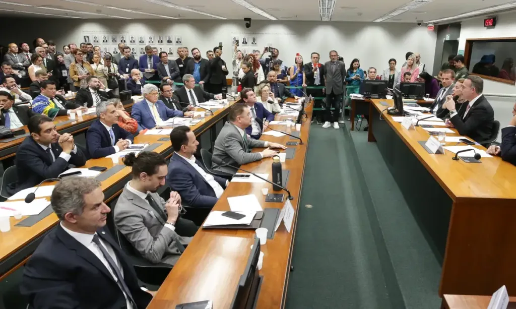 Eduardo Bolsonaro se livra de processo por quebra de decoro na Câmara