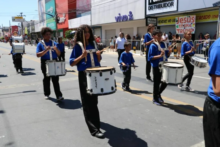 Música e arte circense de alunos da Rede Municipal de Educação marcam desfile cívico de 92 anos de Goiânia