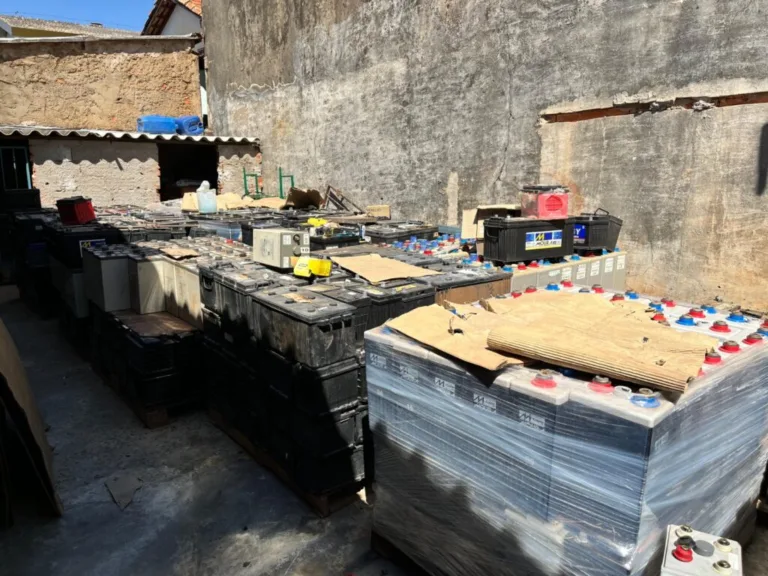 GCM detém homens suspeitos de furtar e vender baterias estacionárias de empresas de telefonia em Goiânia