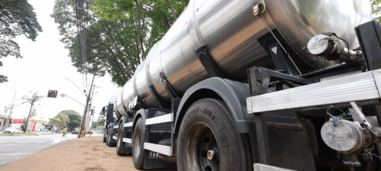 Fiscalização flagra carga irregular de óleo para lubrificantes