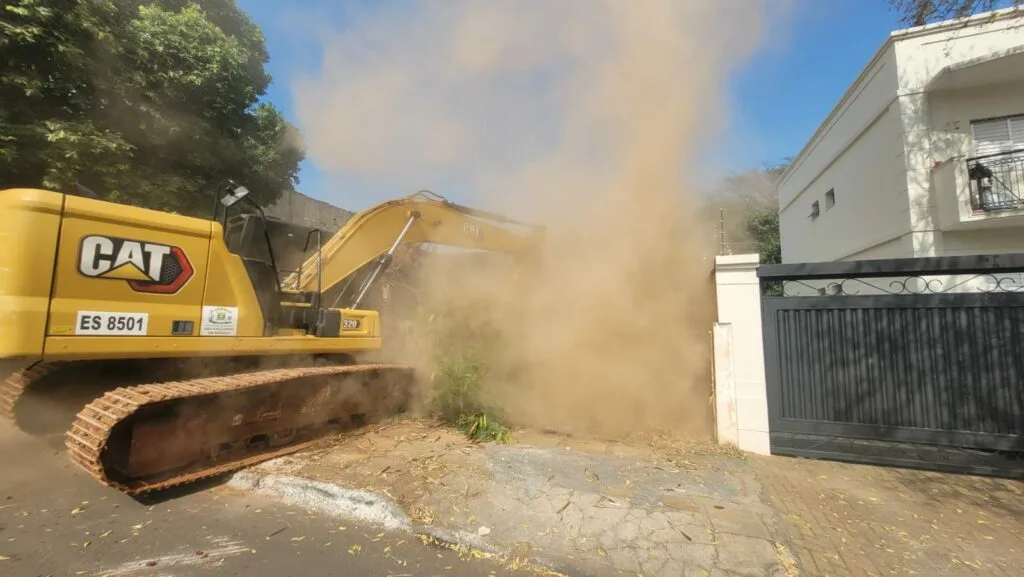 Prefeitura de Goiânia dá continuidade a demolições de imóveis abandonados