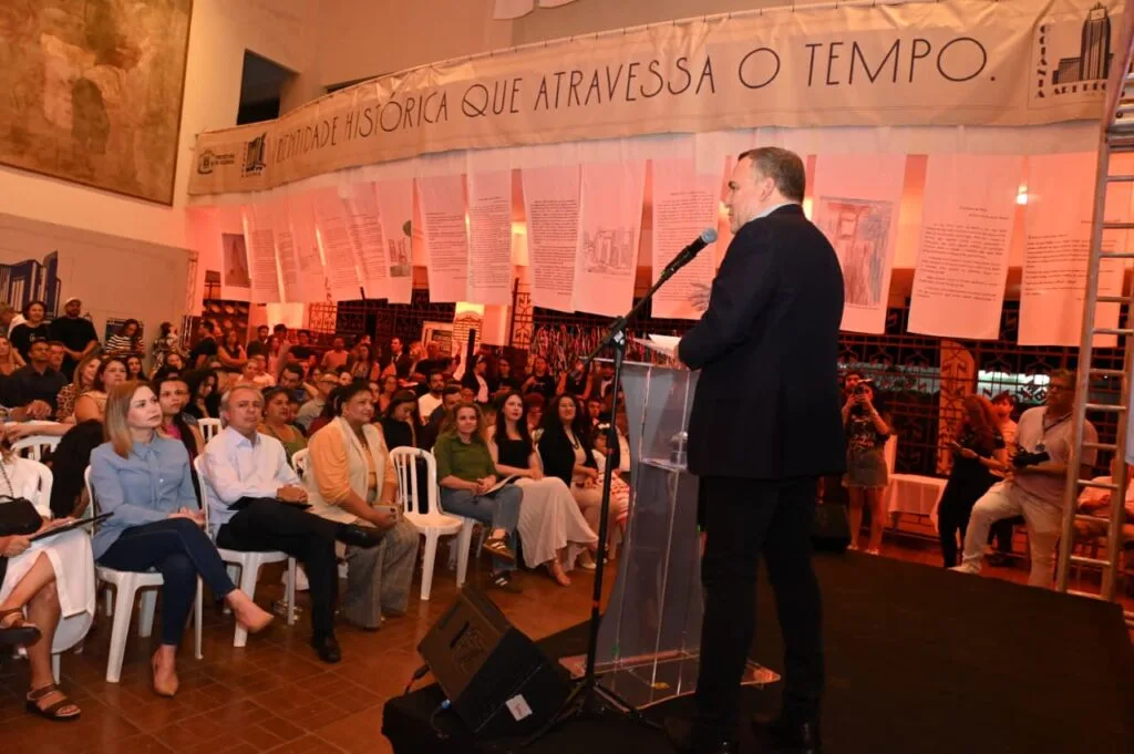 Mabel entrega premiação dos concursos de redação e fotografia em comemoração aos 100 anos do Art Déco