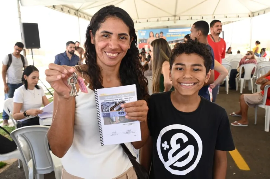 Prefeito Sandro Mabel participa da entrega de 240 moradias no Residencial Iris Rezende III