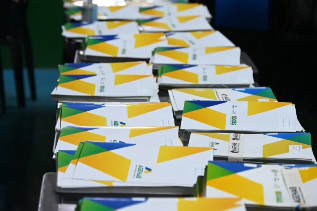 Prefeito Sandro Mabel participa de entrega de 2.489 cartões do Aluguel Social e 620 escrituras em Goiânia