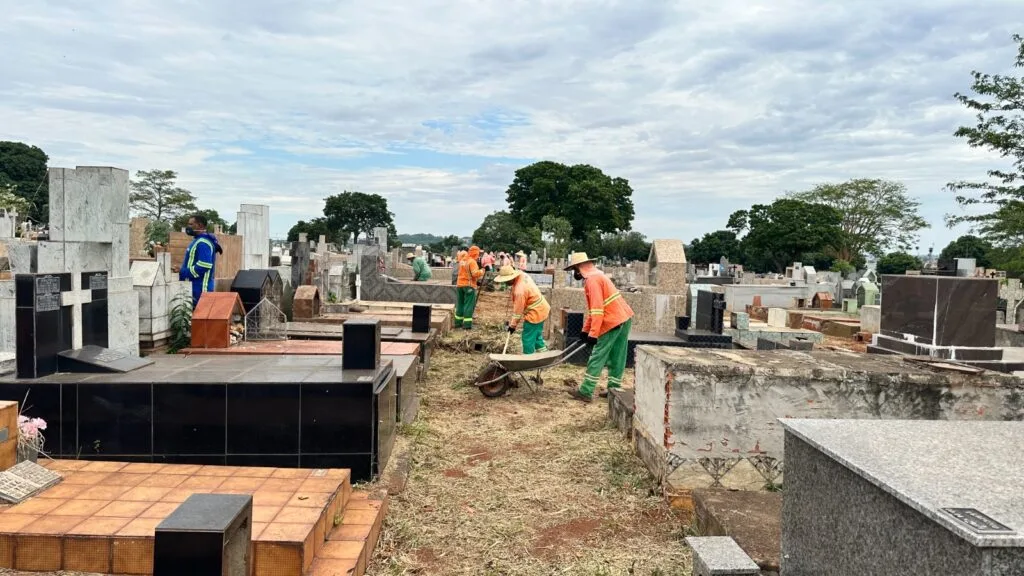 Comurg inicia limpeza no Cemitério Jardim da Saudade e entra na fase final da força-tarefa para o Dia de Finados