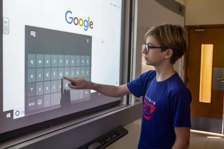 Goiânia investe em 1.440 lousas digitais para modernizar a educação municipal.