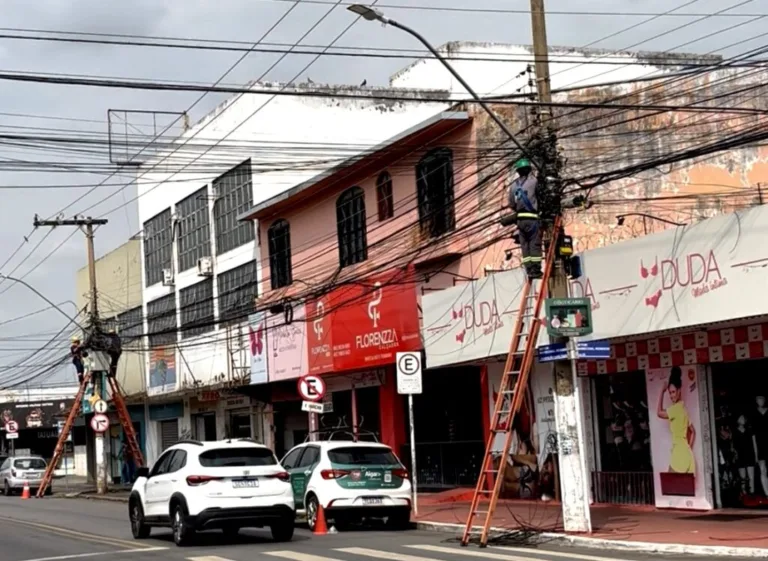 Operação Cidade Segura retira fios soltos e inutilizados da Avenida Bernardo Sayão