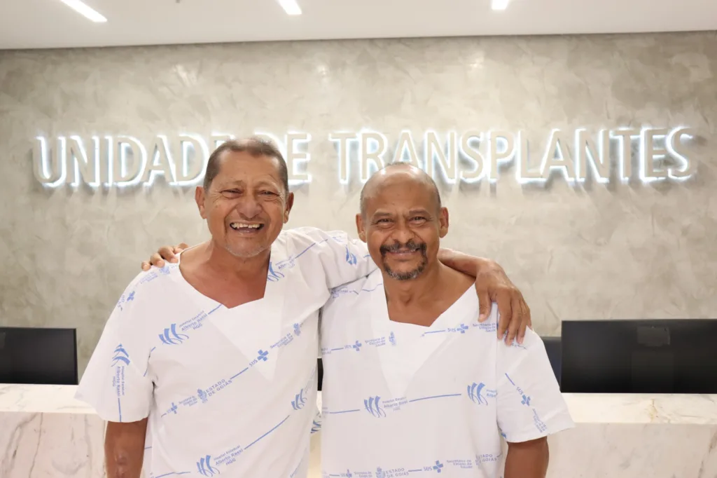 Irmãos recebem rins da mesma doadora em transplantes inéditos realizados no HGG