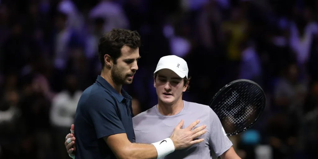 João Fonseca batalha em quadra, mas dá adeus ao Masters 1000 de Paris