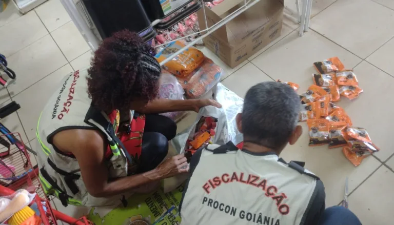 Loja de produtos para animais é autuada em Goiânia por vender alimentos vencidos
