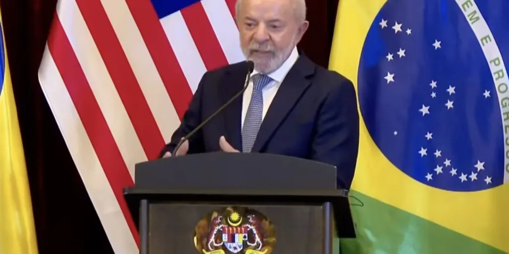 Problema do mundo é ausência de lideranças , diz Lula na Malásia