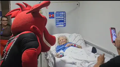Mascote do Atlético-GO emociona ao visitar fã de 86 anos em hospital