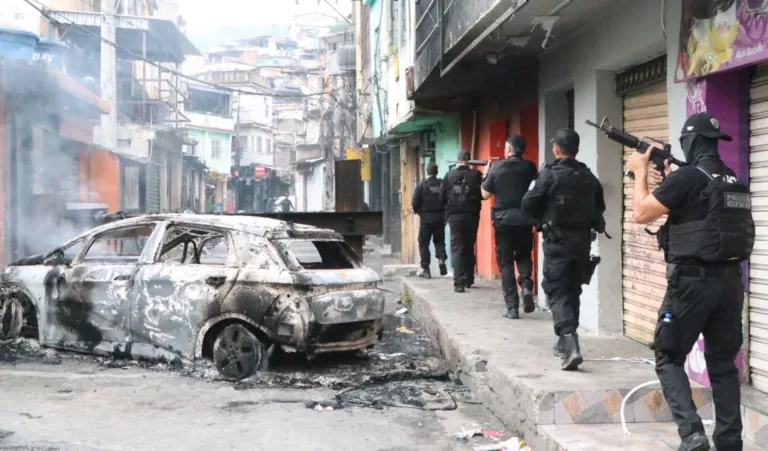 Megaoperação no Rio deixa dezenas de mortos e expõe guerra entre polícia e Comando Vermelho