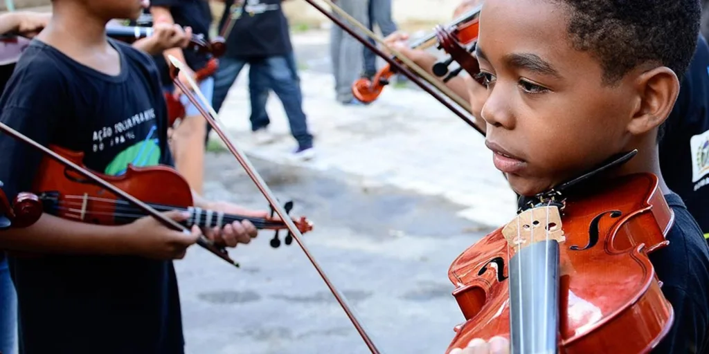 Projeto leva aulas de música para crianças em áreas vulneráveis do Rio