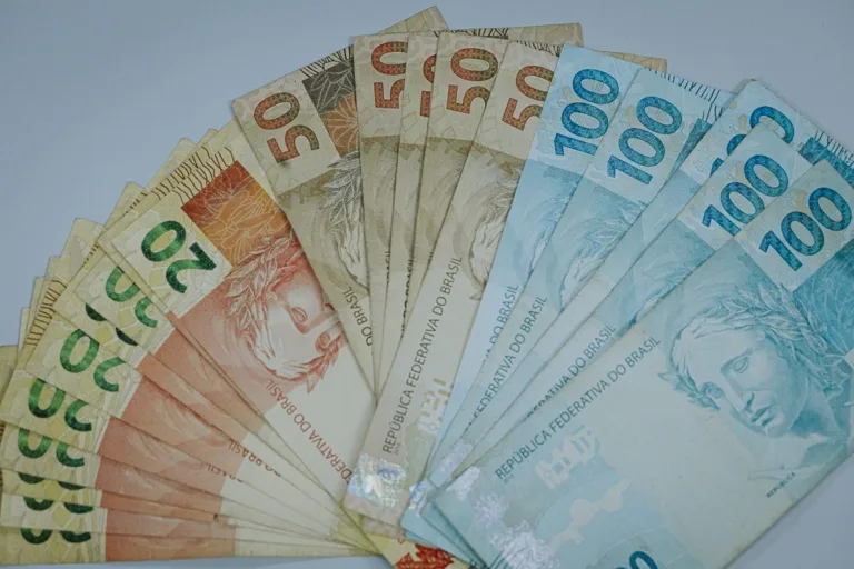 Nota Goiana sorteia R$ 200 mil nesta quinta-feira - Notas de vinte, cinquenta e 100 reais em forma de leque