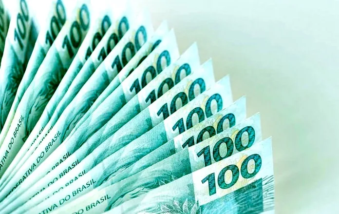 Nota Goiana sorteia R$ 200 mil nesta quinta-feira - Notas de vinte, cinquenta e 100 reais em forma de leque