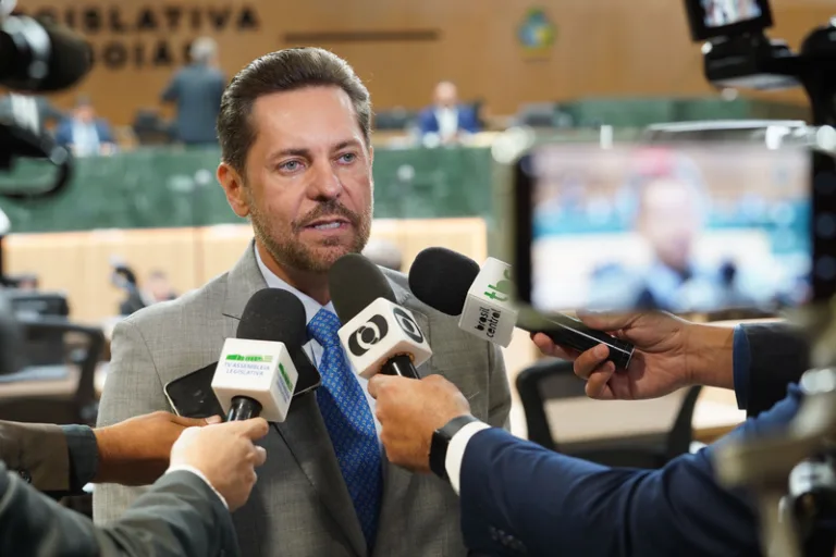 Idealizada por Bruno Peixoto, lei preenche lacuna da Constituição goiana ao detalhar comissão de transição municipal (14h)