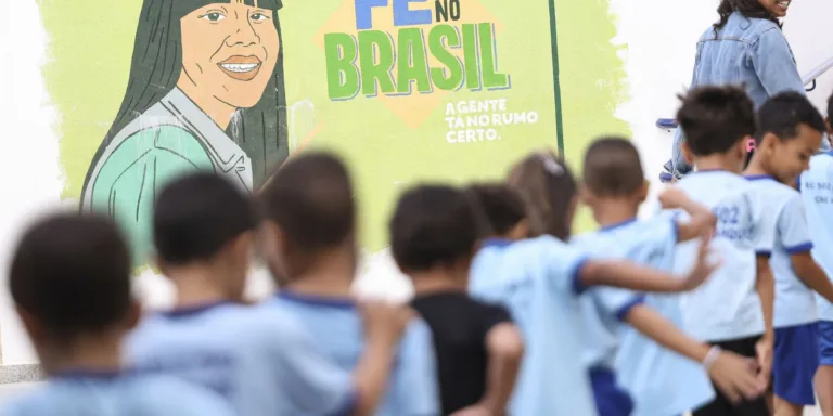PNE: relatório sugere investimento de 7,5% do PIB para educação