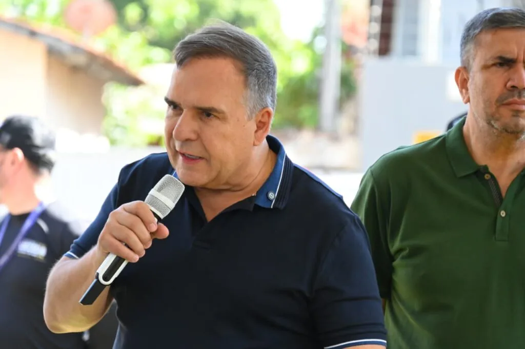 Sandro Mabel entrega revitalização da praça da Rua C-130, no Jardim América