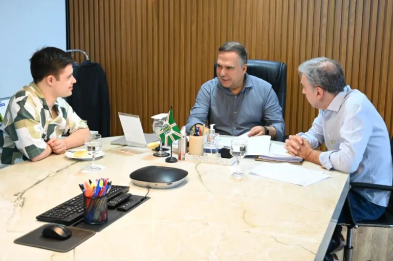 Mabel recebe influencer João Vitor para falar de inclusão