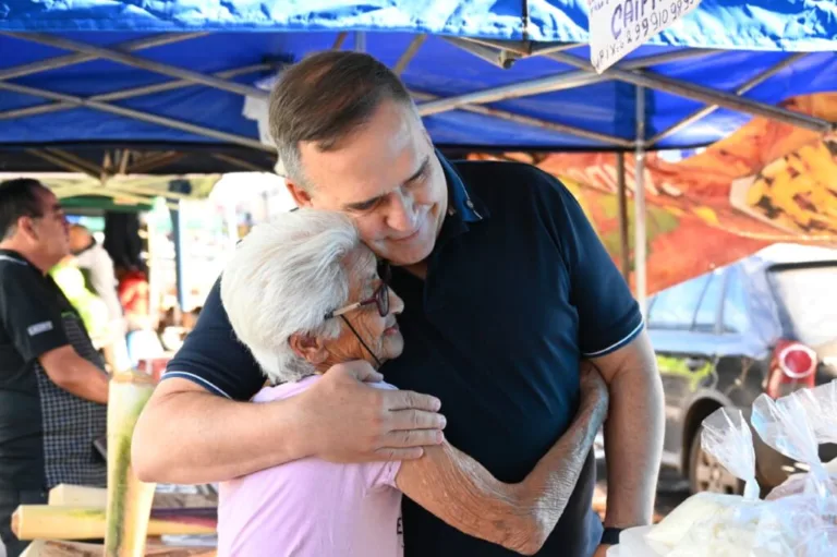 Sandro Mabel reforça compromisso com feirantes ao entregar novos banheiros na Cidade Jardim