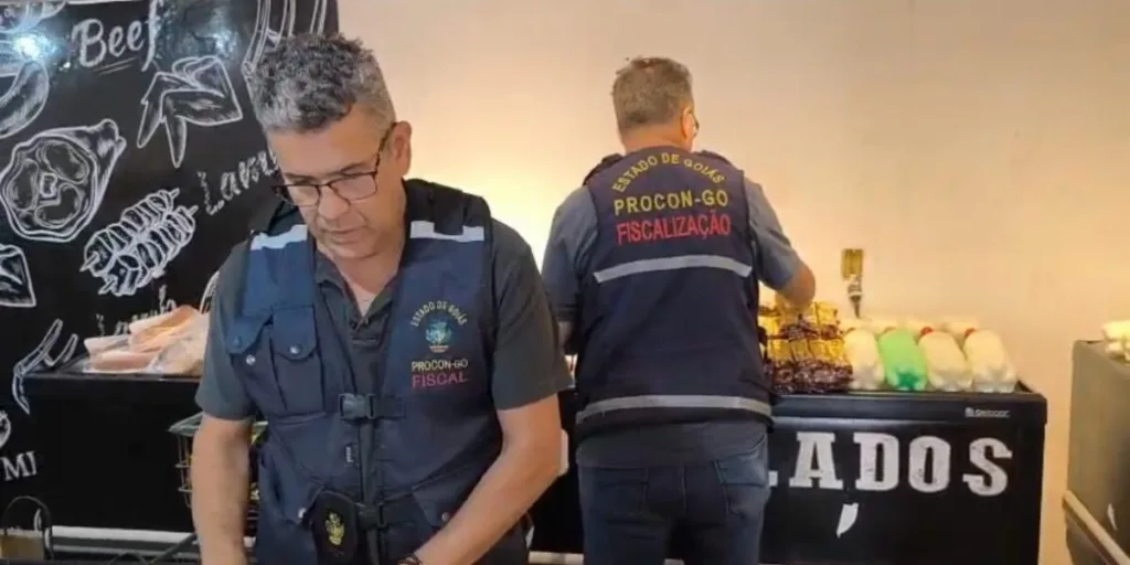 Procon apreende produtos vencidos em supermercado de Abadiânia
