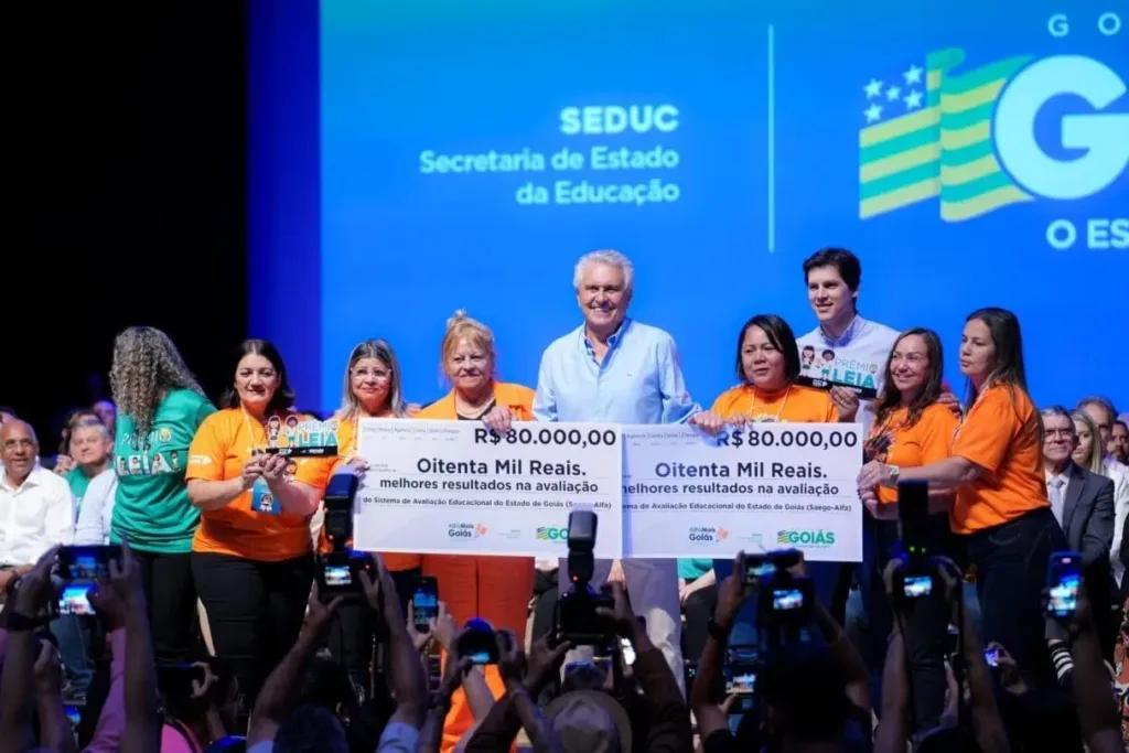 Professores de escolas premiadas em Goiás receberão R$ 40 mil com nova lei sancionada por Caiado