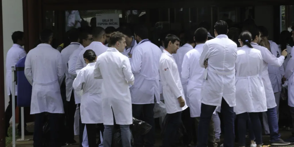 Revalida 2025/2: prazo para envio de diploma médico começa hoje