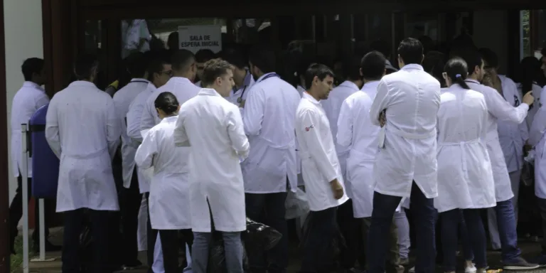 Revalida 2025/2: prazo para envio de diploma médico começa hoje