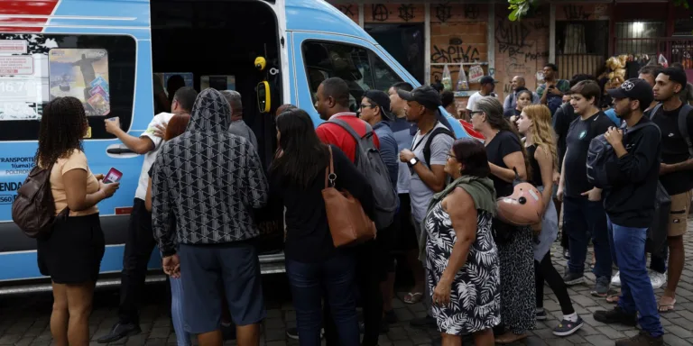 "Entrei na estação para fugir dos tiros", conta moradora do Rio