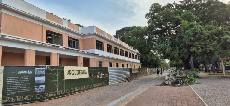 Remoção de árvores visa preservar prédio histórico na Praça Cívica