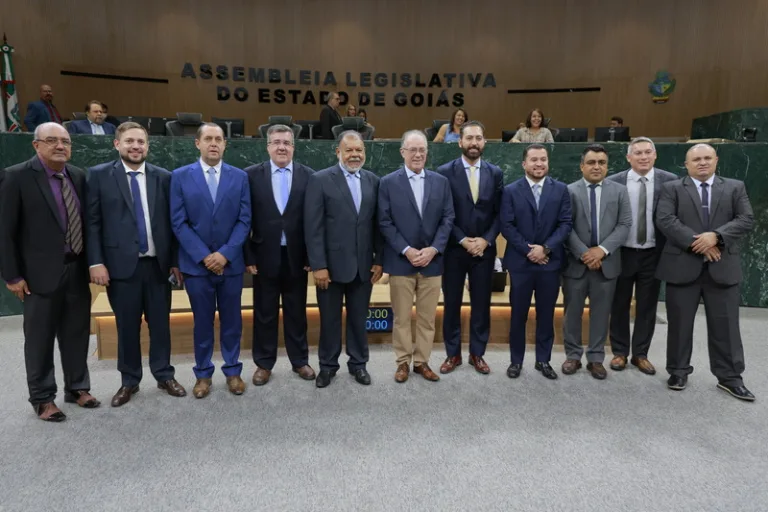 Lucas do Vale comandou sessão solene em homenagem a vereadores, prefeitos e outros líderes políticos, na manhã desta 2ª-feira