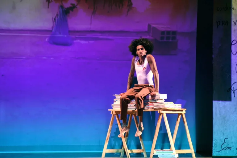Espetáculo “Sob(re) a Pele” une acrobacia, poesia e memória em um potente manifesto sobre o corpo negro