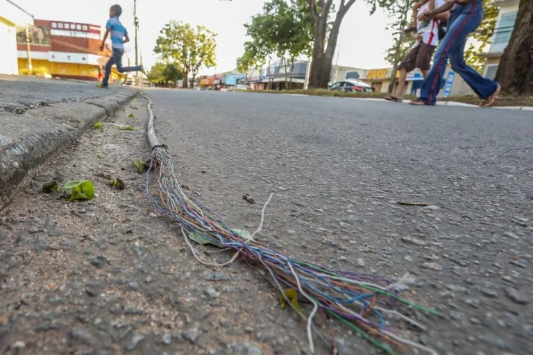 Vereador propõe CEI para investigar cabos soltos em postes de Goiânia
