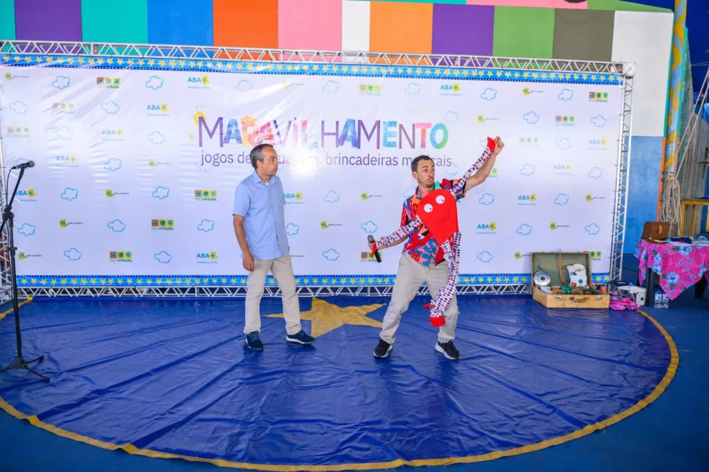 Goiânia recebe espetáculo e workshop “Mirabolâncias – Educando pela Brincadeira” neste sábado