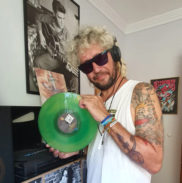 DJ Pablo Kossa anima noite no Metropolitan Mall com repertório de rock, brasilidades e música negra