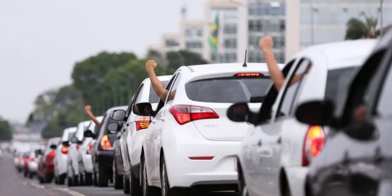 Motoristas de aplicativo caíram no “conto do vigário”, diz Sakamoto
