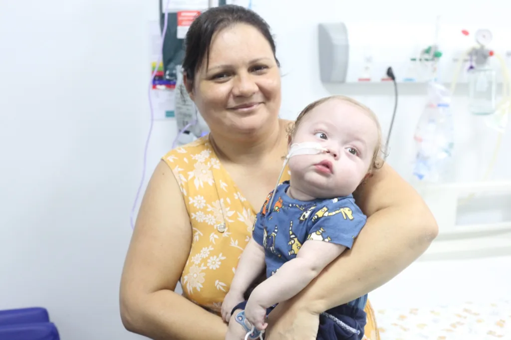Após 407 dias, bebê Matheus recebe alta do Hecad