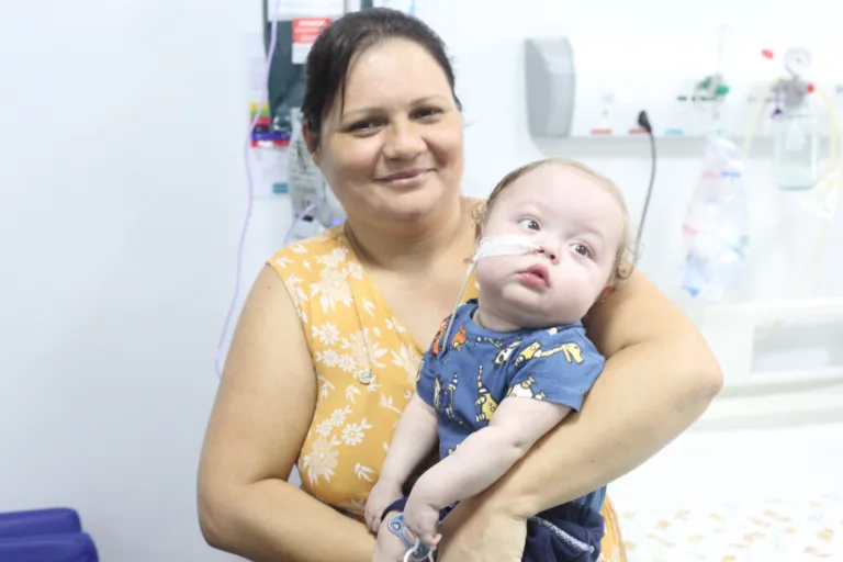 Após 407 dias, bebê Matheus recebe alta do Hecad