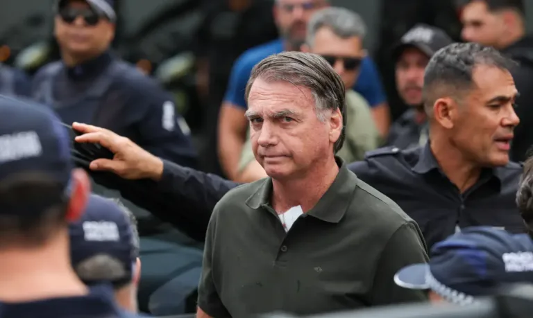 Bolsonaro Cumpre Pena de 27 Anos por Trama Golpista; Heleno e Nogueira Presos