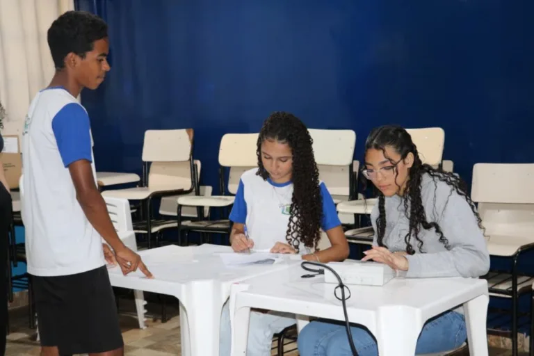 Profissionais e vereadores mirins da Rede Municipal recebem homenagem na Câmara Municipal