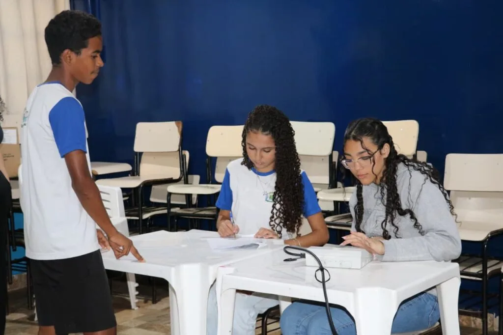 Profissionais e vereadores mirins da Rede Municipal recebem homenagem na Câmara Municipal