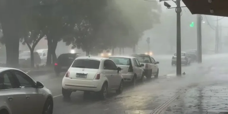 Ciclone causa danos em dez municípios gaúchos e 200 mil ficam sem luz