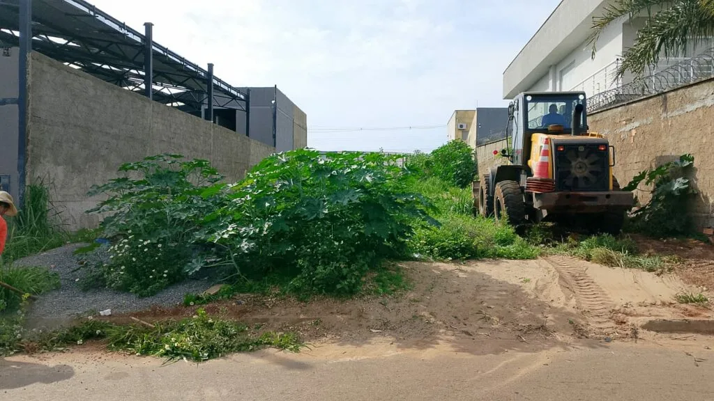 Comurg limpa 190 lotes baldios e vistoria mais 340 em cinco regiões, no mês de outubro