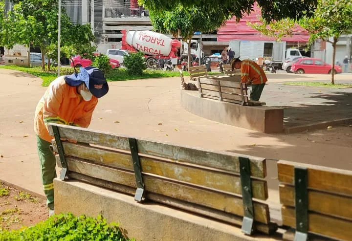 Comurg revitaliza 51 bancos de madeira da Praça do Sol