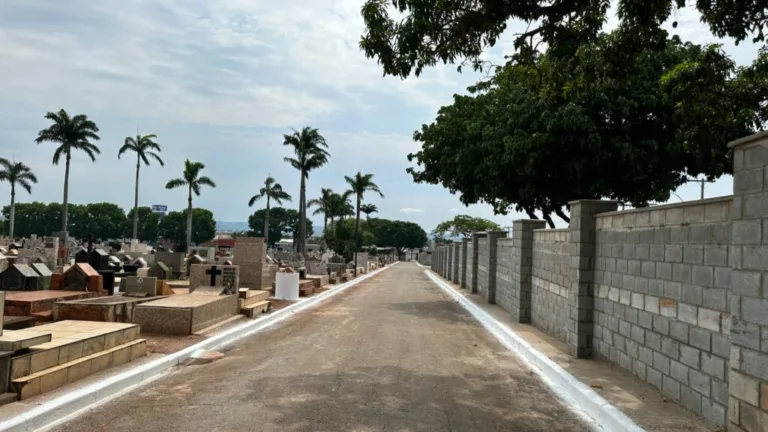 Cemitérios públicos de Goiânia são resgatados do abandono e voltam a receber cuidados da prefeitura